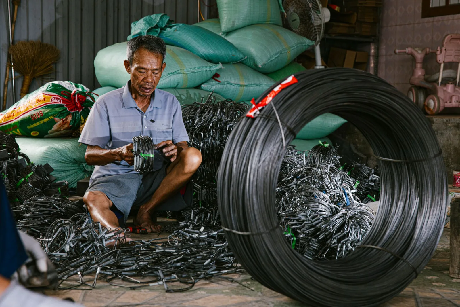Hands coiling recovered robot mower boundary wire for transport